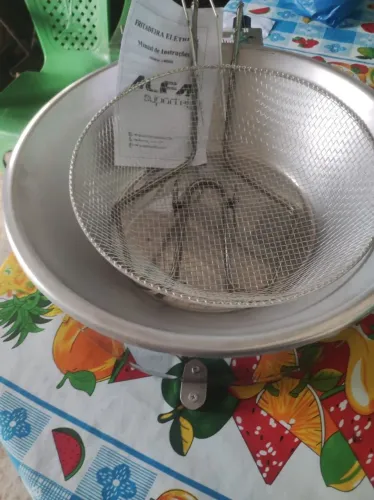 Vendo uma fritadeira elétrica de batata frita nunca usado está novo