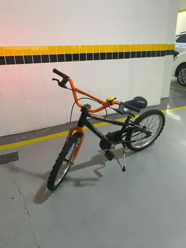 Bicicleta infantil aro 20, Nathor Apollo, preto e laranja.