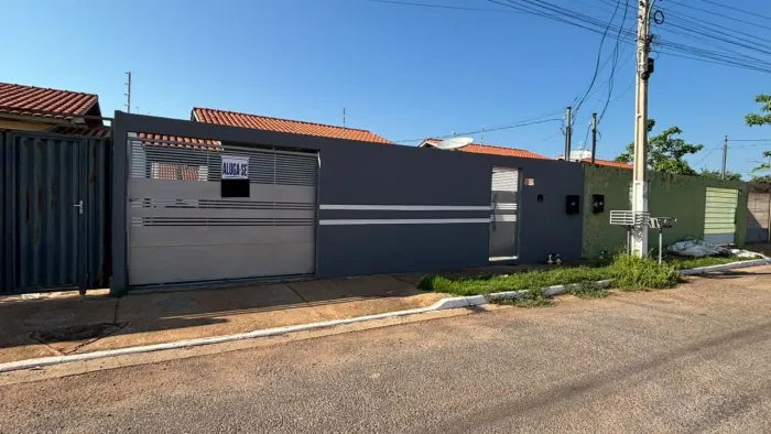 Alugue sua Casa com 2 Quartos, Quintal e Garagem Ampla