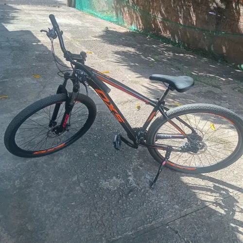 Explorer trilhas e a cidade com a bicicleta moderna! Design arrojado em preto 