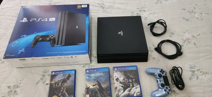 PS4 Pro - 1 controle - 3 jogos (Sekiro, Ghost of Tsushima e Final Fantasy XV)