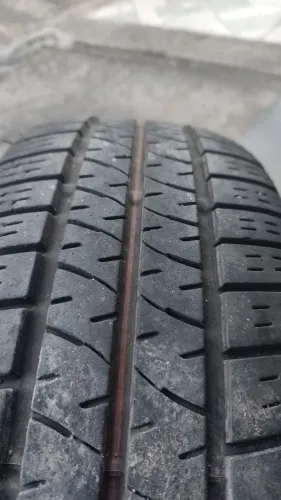 Vendo pneu 195 60 15 já estava toda hora