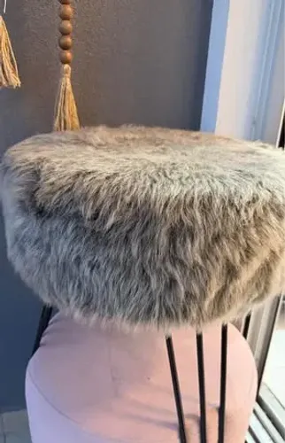 Banqueta Decorativa em Veludo com Assento em Pelúcia - Linda!