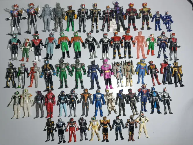 Kamen Riders bonecos 8 a 15cm lote 64 peças