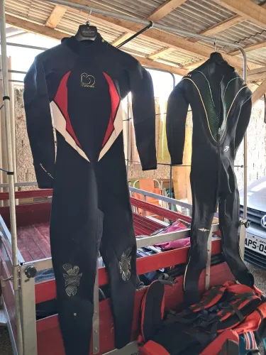 Vendo roupa para surfista