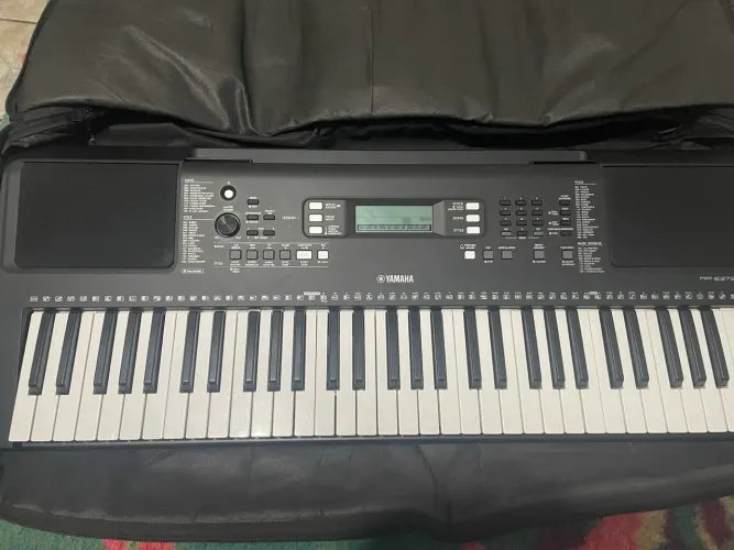 Teclado Yamaha PSR-E373 com 61 teclas + Kit