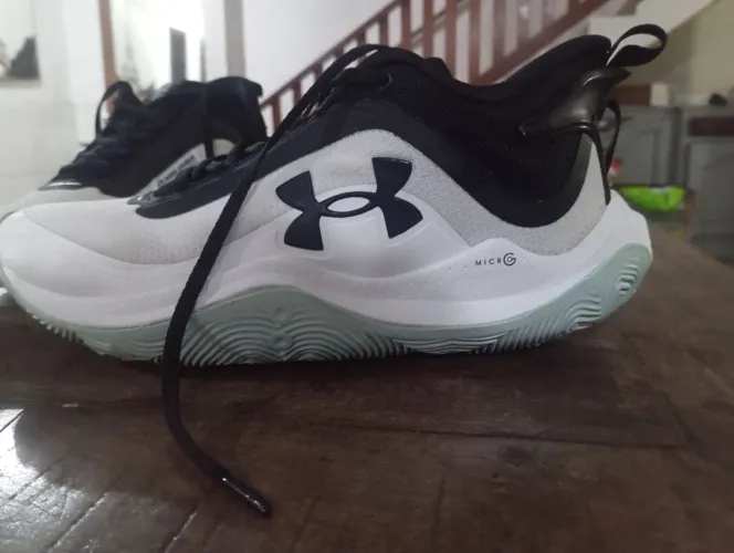tênis Under Armour basquete/vôlei Swish branco