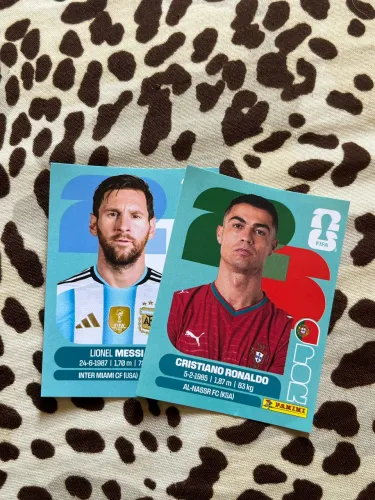 Figurinha original Cristiano Ronaldo e Messi.