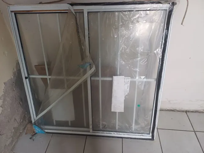 Janela de alumínio com grade