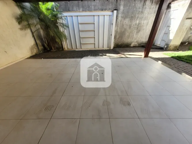 Casa para venda e locação no bairro Segismundo Pereira