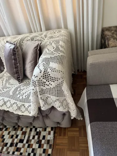 Sofá chesterfield cinza, capitonê de luxo