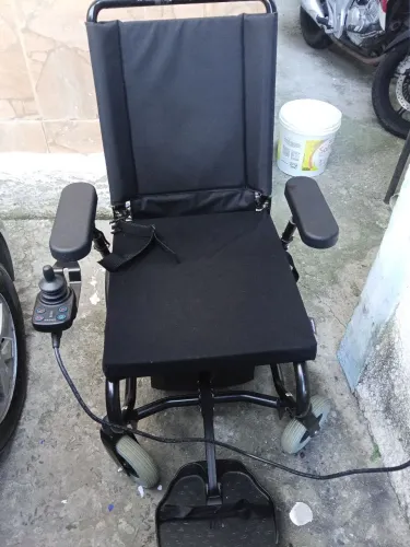 Vendo cadeira de rodas wingus em estado de nova precisa dar carga nas baterias 