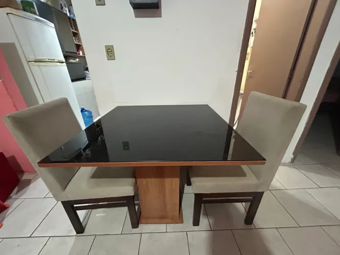 Vendo mesa de vidro com 2 cadeiras estofadas
