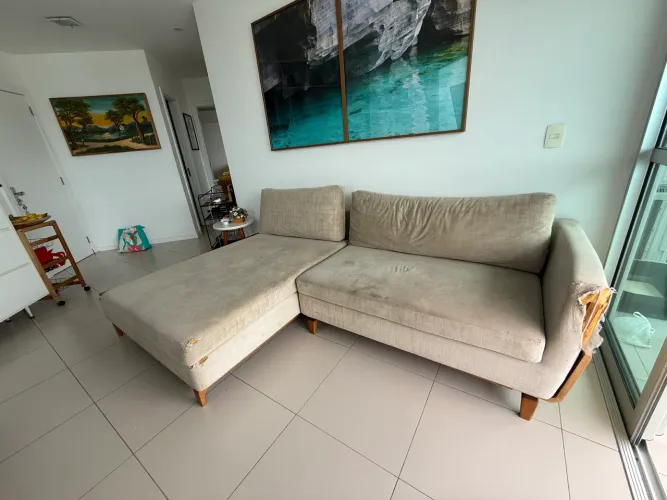 Sofá com chaise estofado e madeira