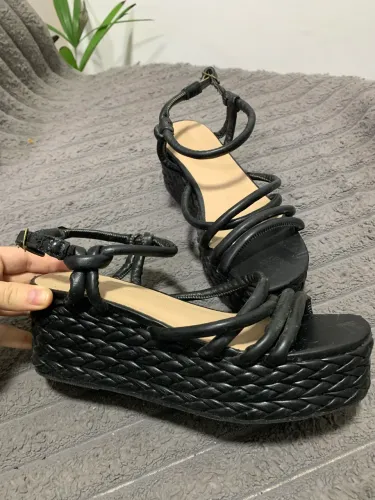 Sandália preta plataforma
