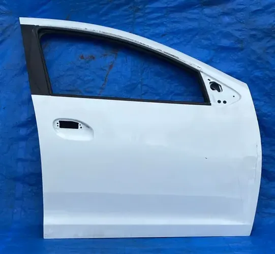 Porta Dianteira Direita Sandero 2014 A 2020 / Detalhe Dianteira Direita Branco