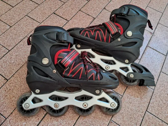 Vendi patins usados, vermelho com freio, tamanho: 35-38. Motivo da venda: não uso mais.