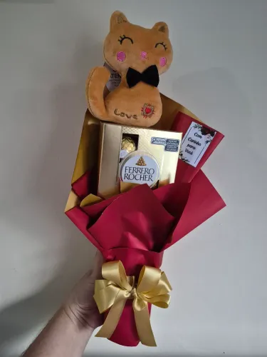 Buquê para presentear com Ferrero Rocher e gato Pelúcia de chaveiro coisinha linda