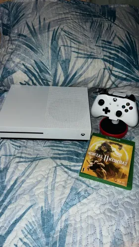 Vendo pra sair rápido - Xbox One S 500GB, 1 controle.
