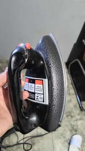 BLACK+DECKER Ferro de Passar Roupa a Seco