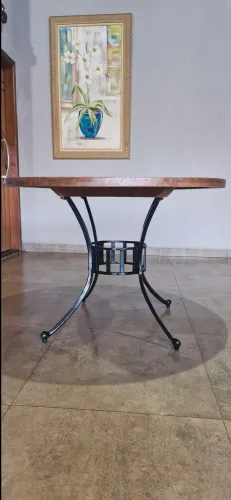 Mesa redonda com base de ferro