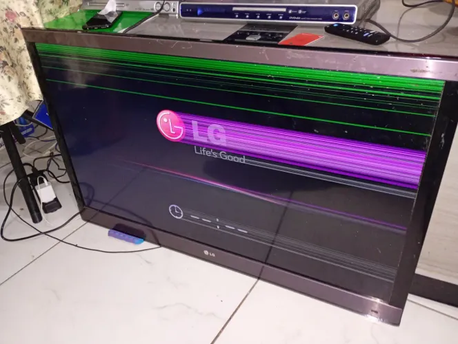 Tv LG 42 polegadas smartv, tela boa, mas congelada