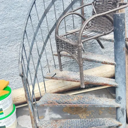 Vende essa escada caracol com apenas 5 degraus em condições ótimas valor 350