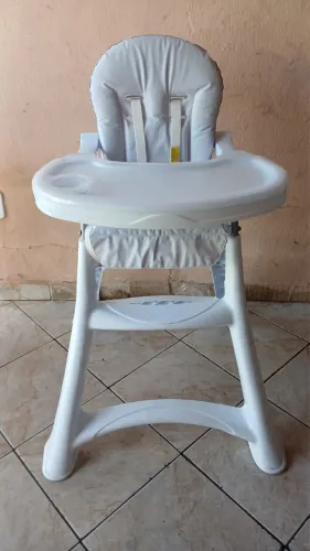 Cadeira alimentação semi nova