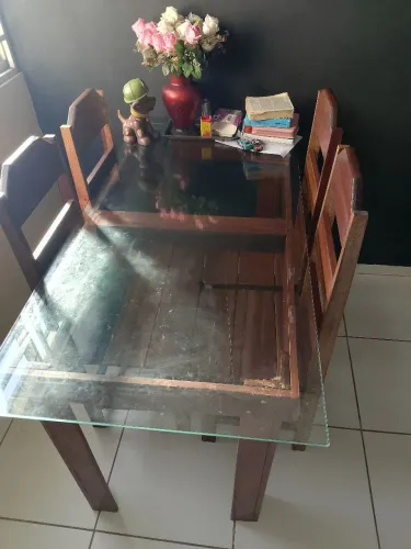 Vendo mesa 4 cadeiras