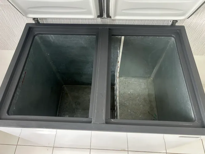 VENDO LINDO FREEZER BRANCO ESMALTEC 320LT?S DUAS TAMPAS NOVO, SÓ COMPRAR E USAR!