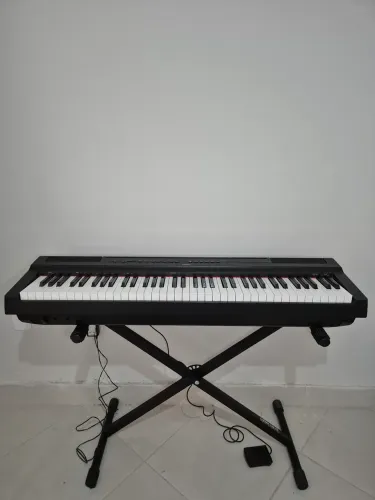 Piano Yamaha p121