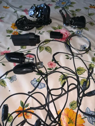 Grupo Eletrônico de 11V com carregador.