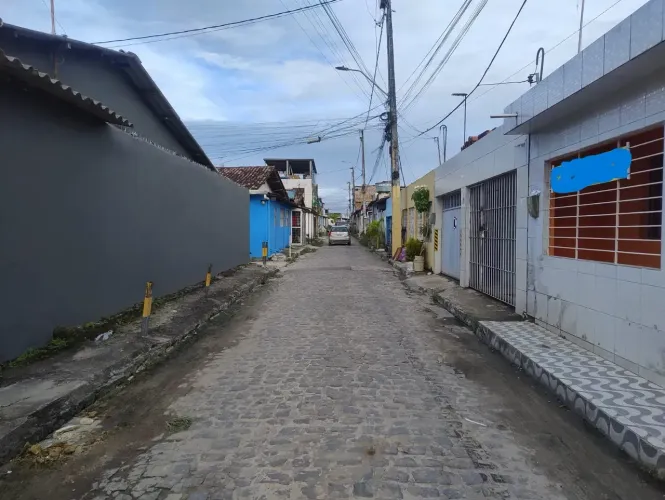VENDO CASA EM PRAZERES, PRÓXIMO AO BANCO DO BRASIL, COM 2 QUARTOS, COZINHA, BANHEIRO, 60 M