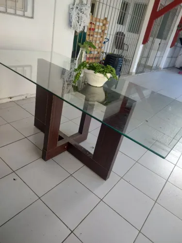 Excelente Mesa de jantar ( vidro ) com 1,80x0,90cm.