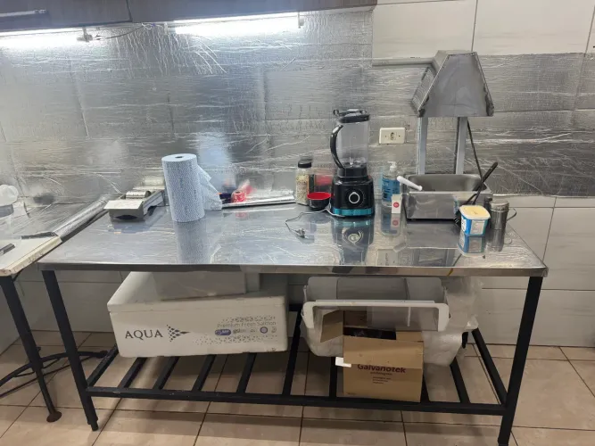 Vendo mesa com tampao de inox 2x40cm
