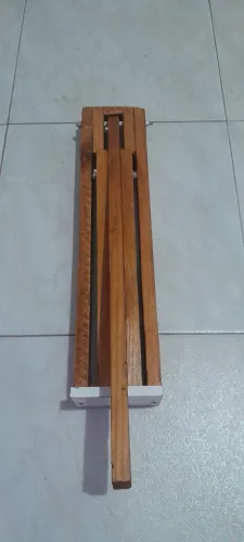 Amassador de latinhas feito de madeira