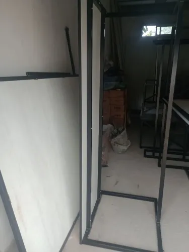 Mesa de MDF com estrutura de metal