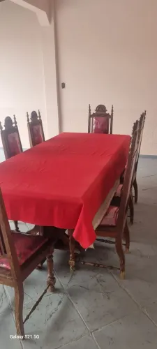 Conjunto mesa em madeira com cadeiras e armários