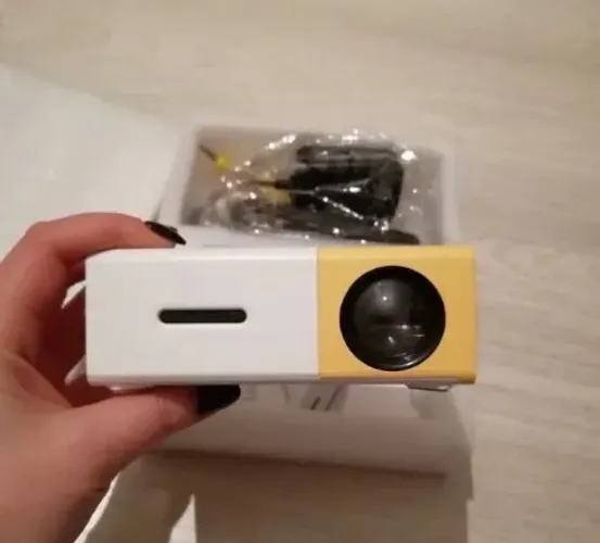 Mini Projetor Portátil HY300 Cinema em Casa