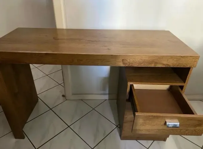 Mesa escritório com gavetas e baú