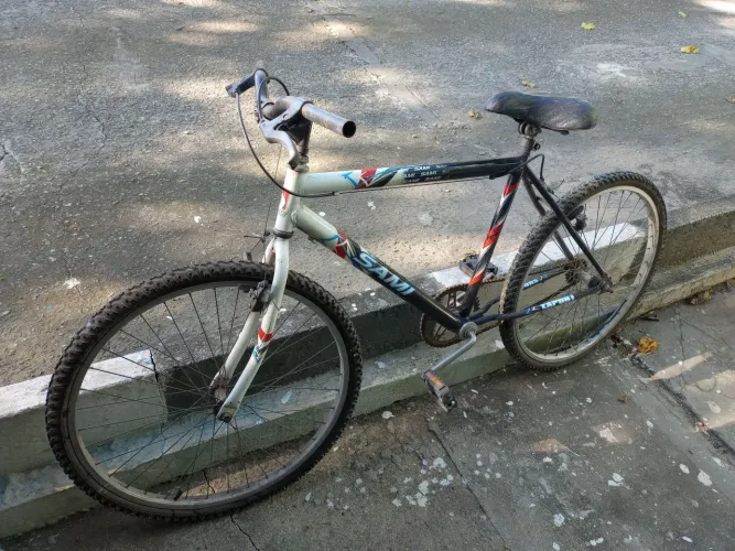 Bicicleta (sem pneus e banco)