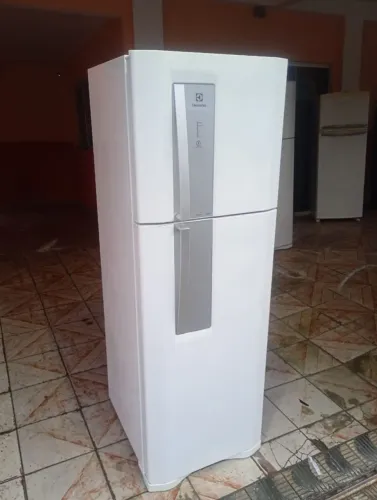 Geladeira 220v Frost Free Eletrolux funcionando perfeitamente entrego no vale do Paraíba