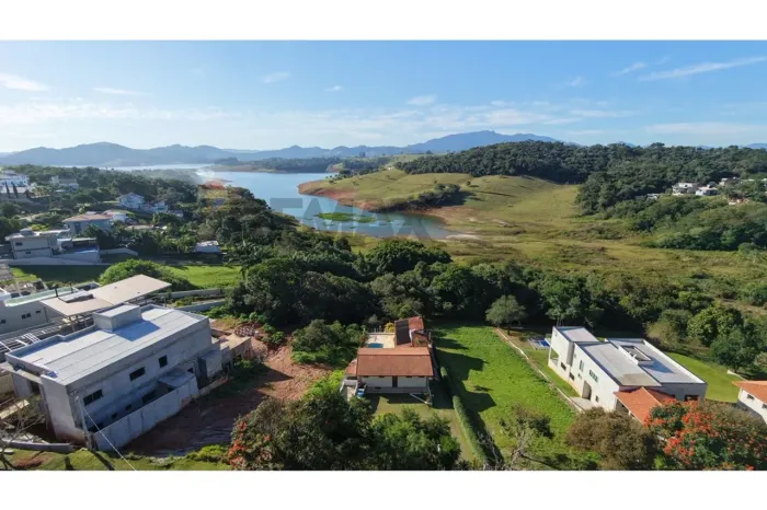 Casa em condomínio fechado, pé na agua com 6 quartos sendo 4 suítes.