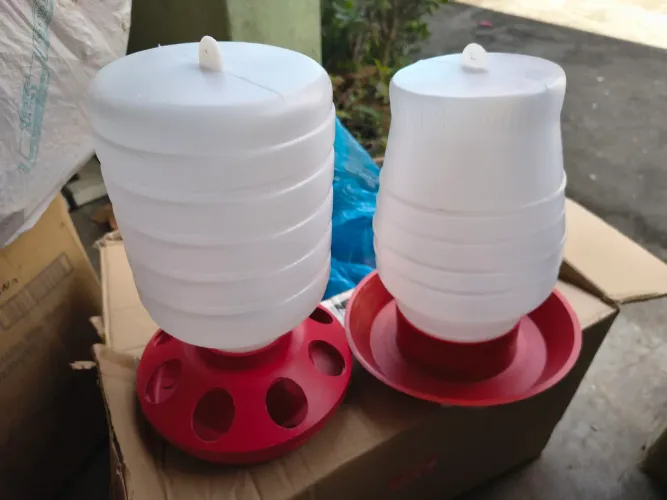 Vendo comedor e bebedor para pintinho, tenho 3 de cada