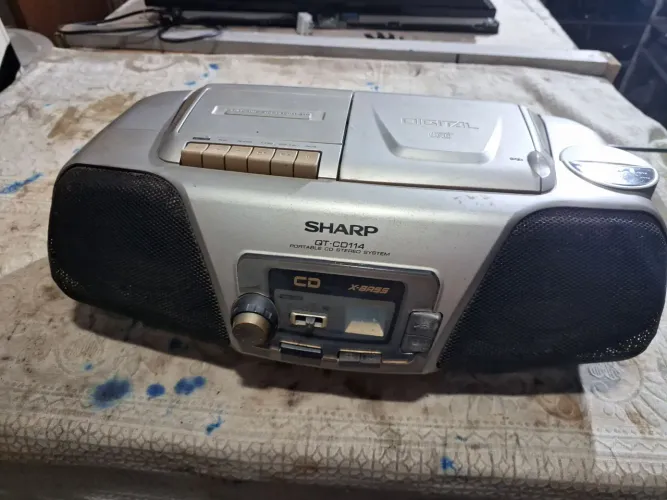 radio sharp .so funciona o rádio e o toca fitas