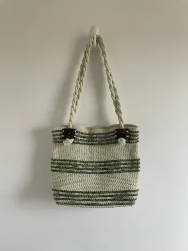 Bolsa de Ombro Estilo Beach/Rustic - Off-White com Listras Verdes e Alça de Corda