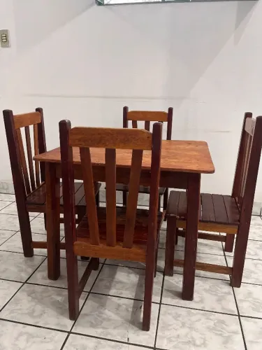 Jogo de mesinha de madeira de altíssima qualidade, com 4 cadeiras infantil.