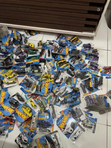 Caixas fechadas de Hot wheels novos e originais.