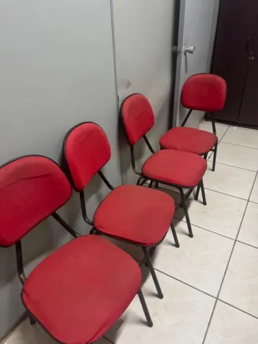 Cadeiras azul e vermelha 