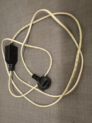Extensor de tomada padrão antigo com  saídas para vários padrões